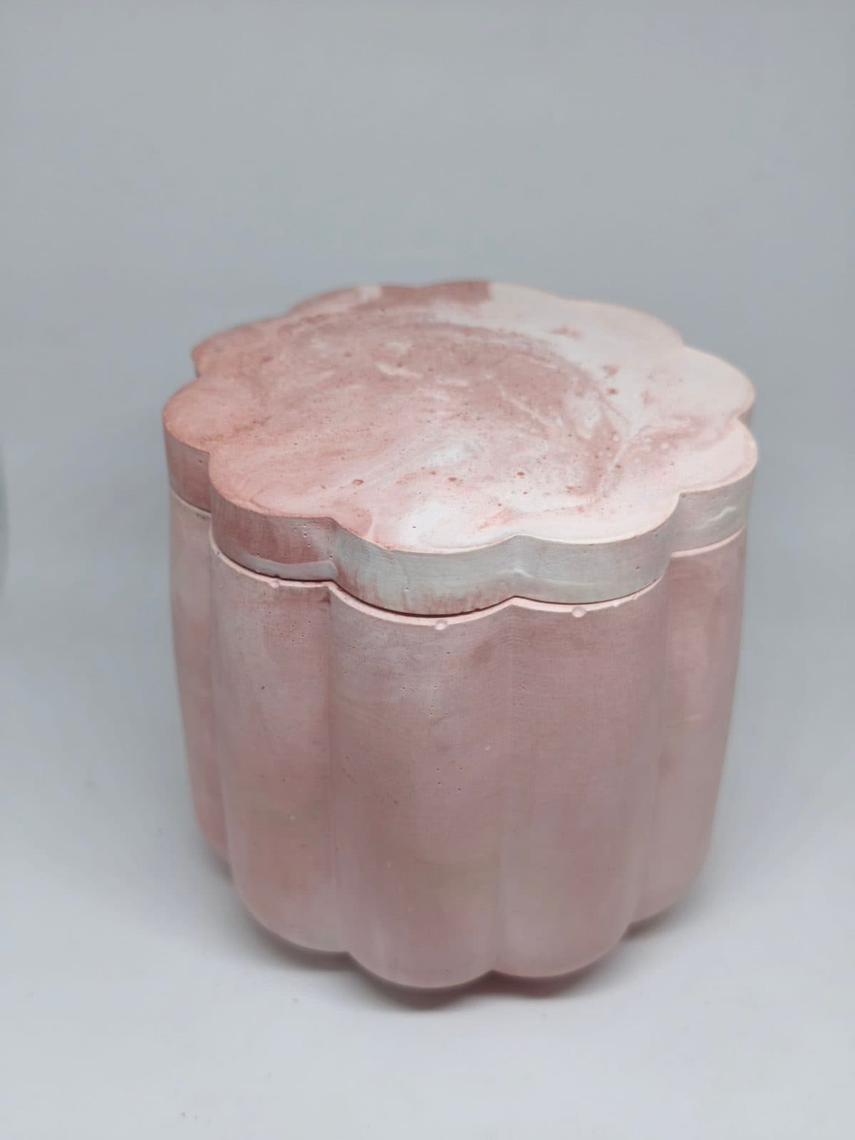 Pembe Çiçek Formlu Kapaklı Seramik Kutu